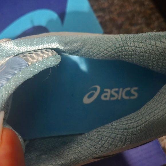 Brand new/ Never worn. Asics running shoes - Picture 6 of 7